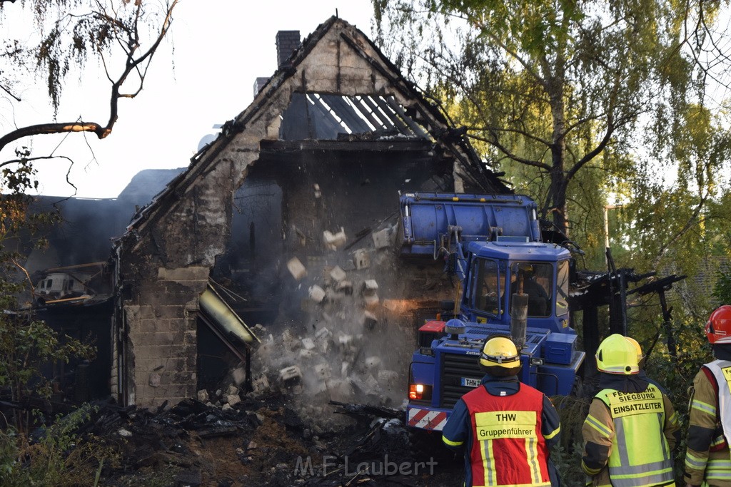 Grossfeuer Einfamilienhaus Siegburg Muehlengrabenstr P0945.JPG - Miklos Laubert